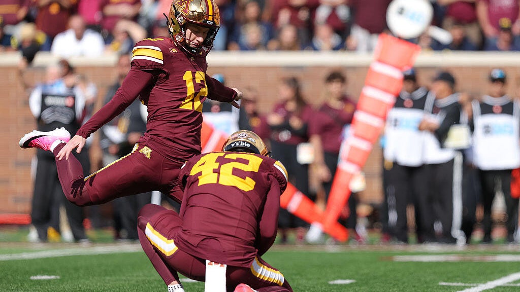 Minnesota's late-arriving kicker Luke Drzewiecki quickly makes a strong impression — Roseville Dining news